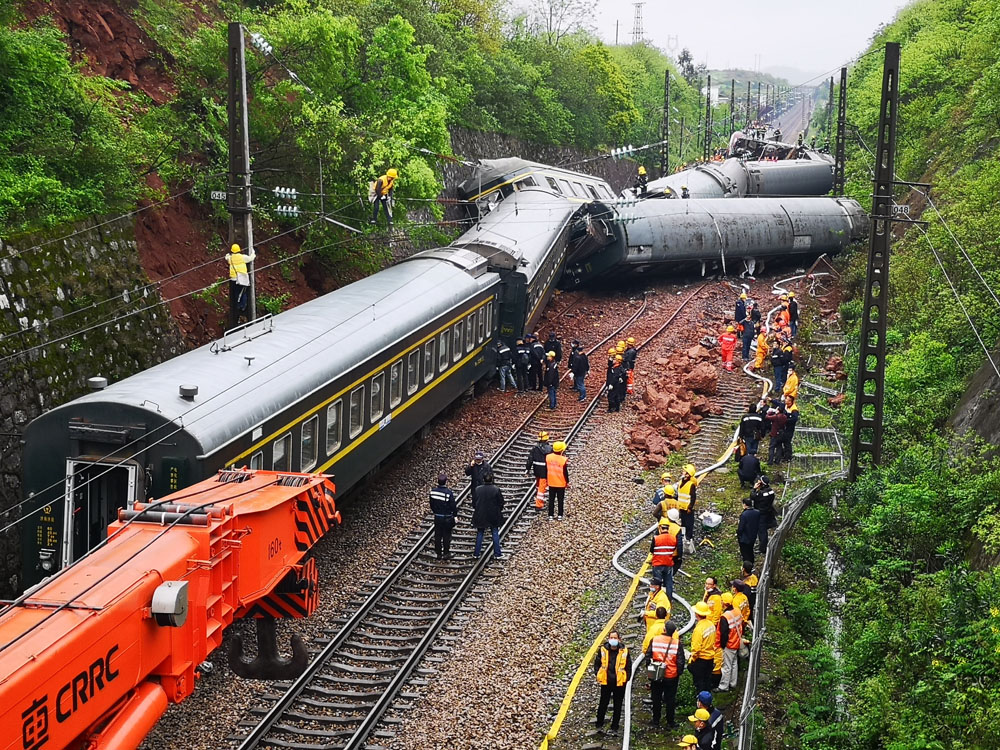 Train derails in Hunan; 1 killed, 127 hurt